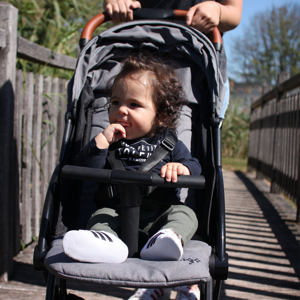 La poussette bébé GAYA de Migo : pratique et homologuée cabine en avion -  Mycarsit